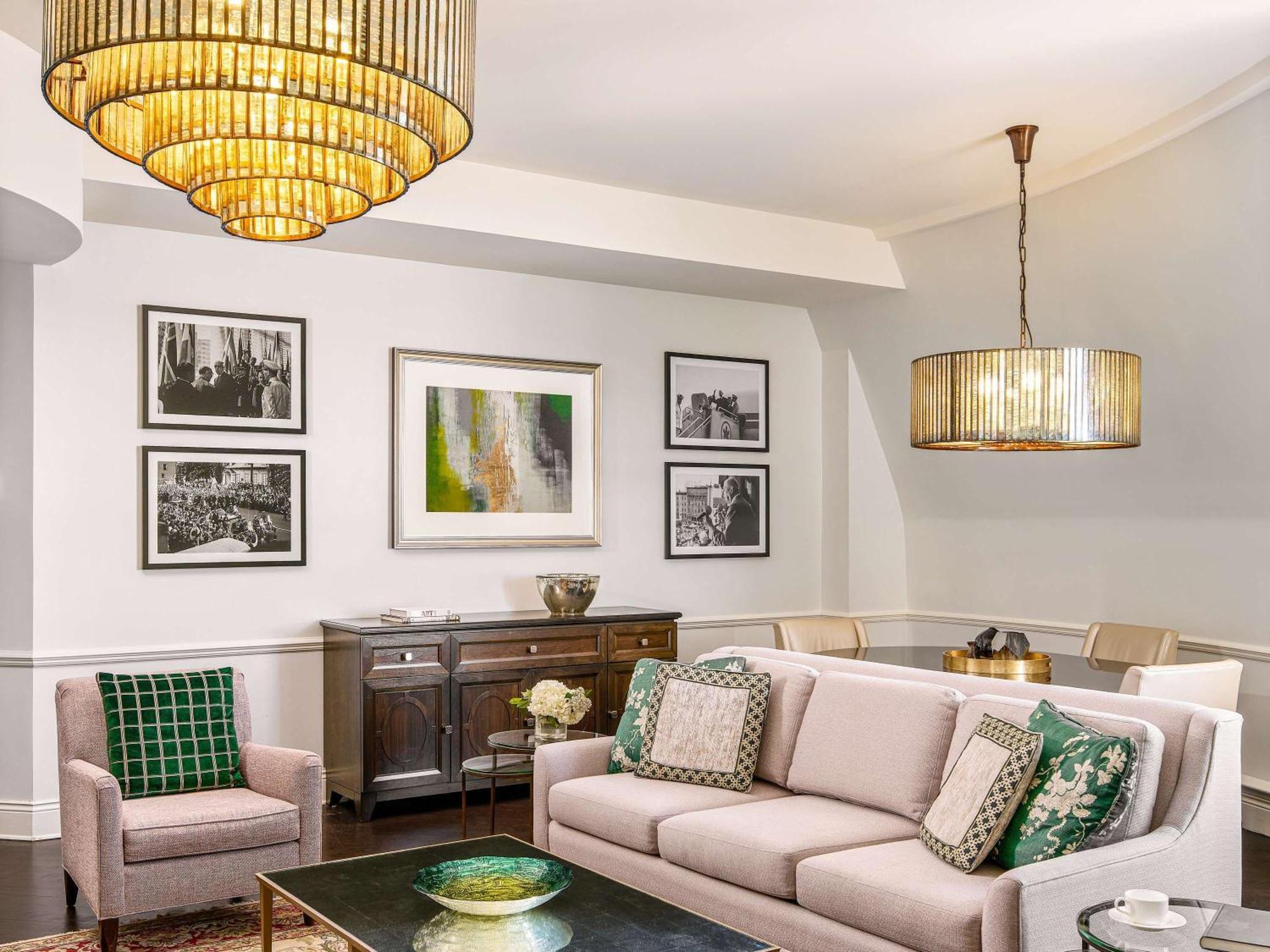 Fairmont Le Chateau Frontenac Quebeque Exterior foto A living room with a sofa