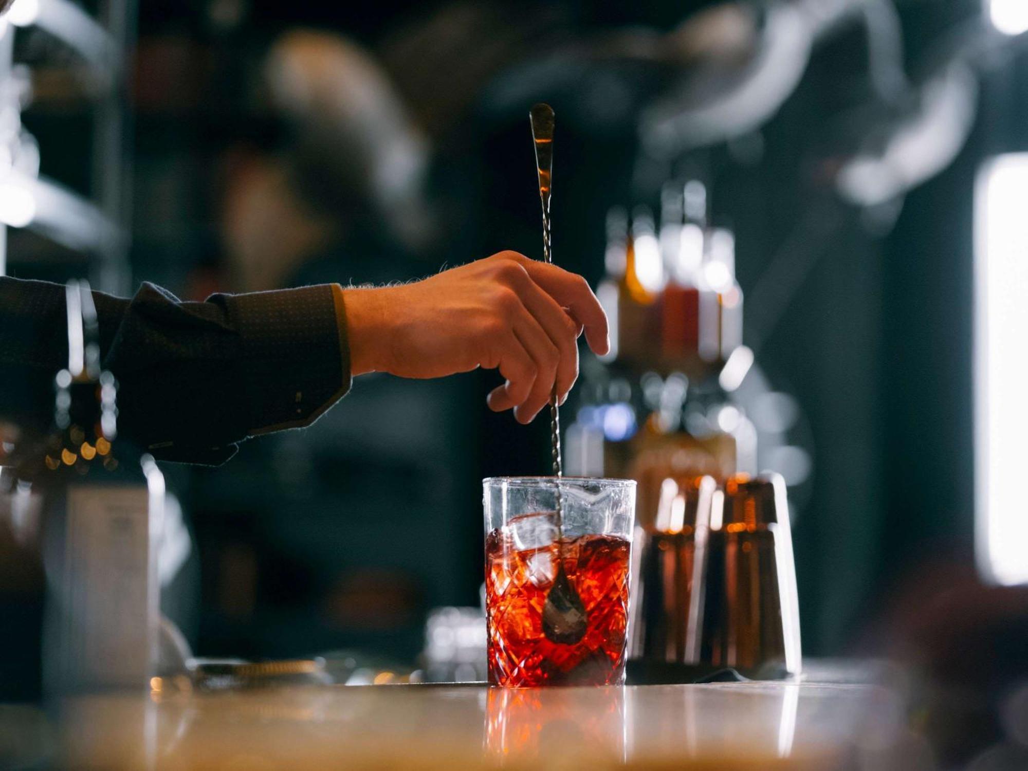 Fairmont Le Chateau Frontenac Quebeque Exterior foto A bartender stirring a Negroni