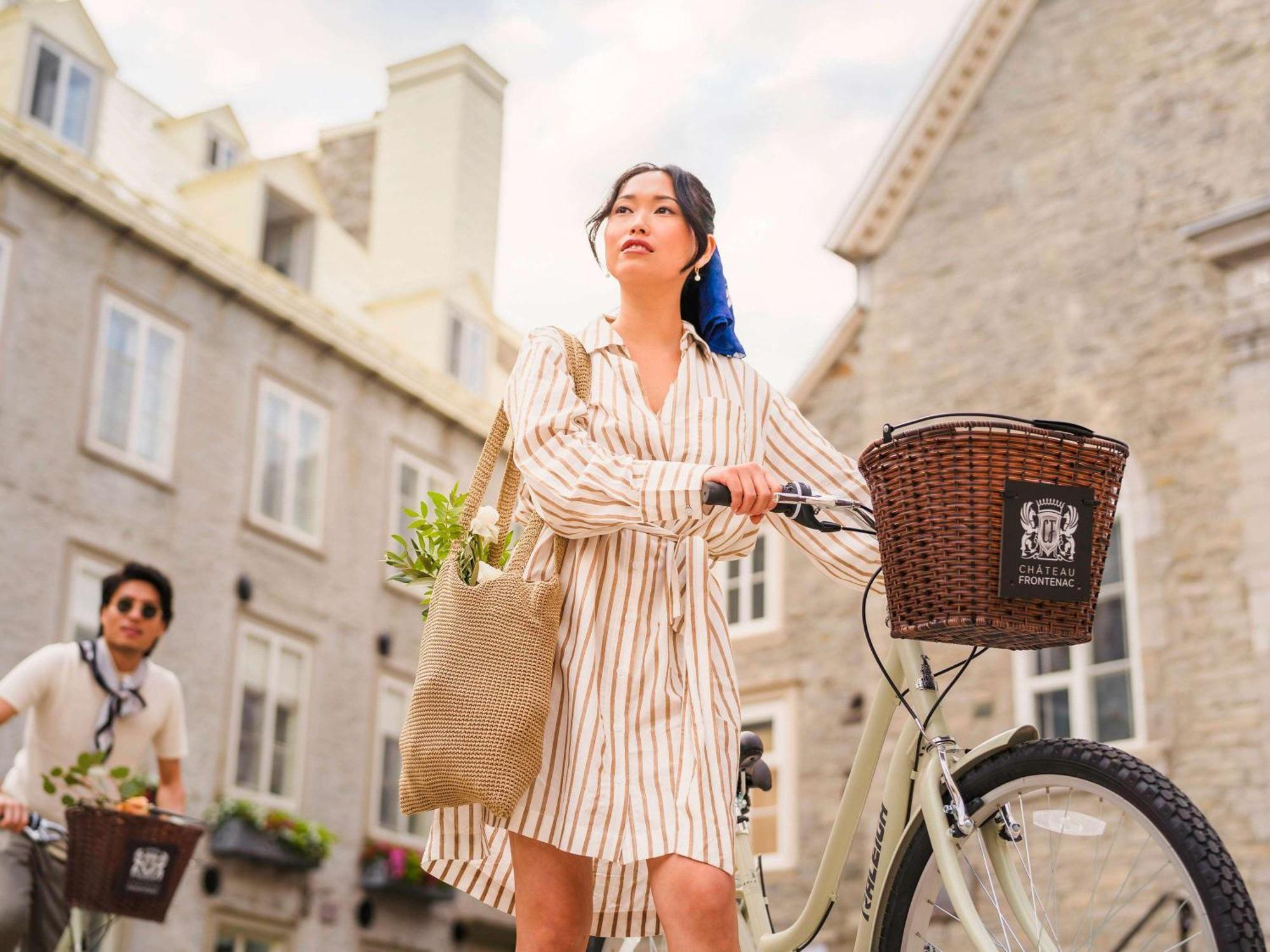 Fairmont Le Chateau Frontenac Quebeque Exterior foto A woman with a bicycle in Montreal