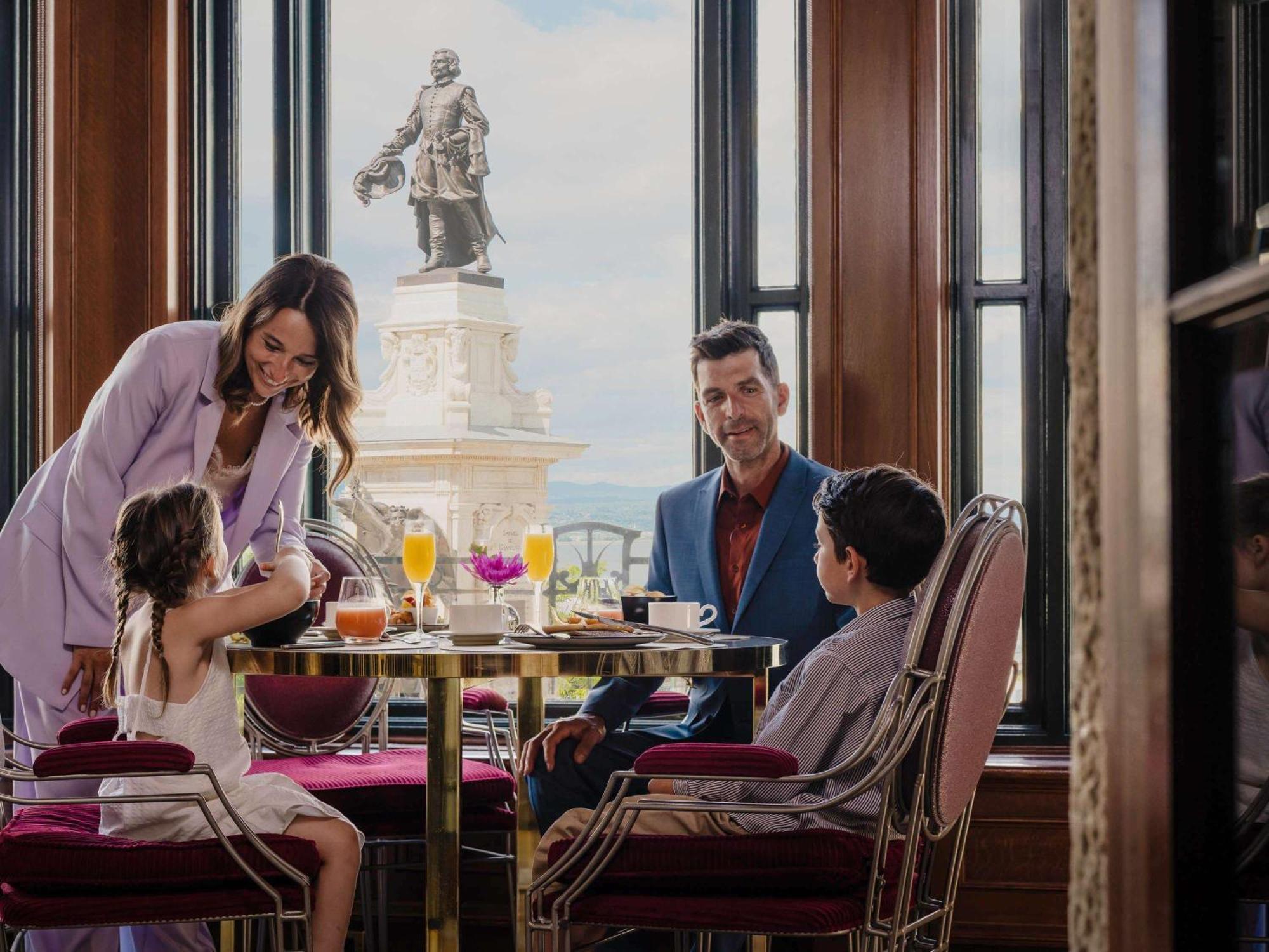 Fairmont Le Chateau Frontenac Quebeque Exterior foto Family dining at the hotel