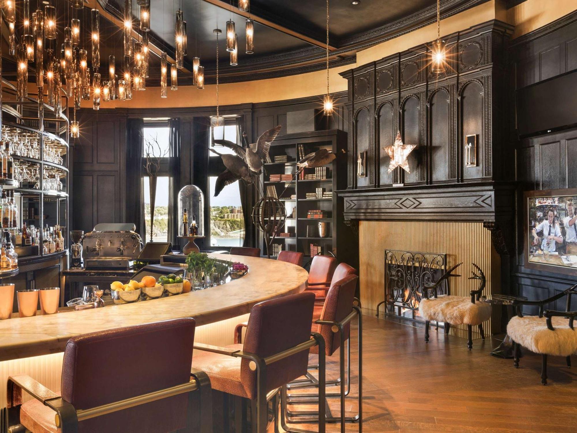 Fairmont Le Chateau Frontenac Quebeque Exterior foto The bar at the Ritz-Carlton, Laguna Niguel
